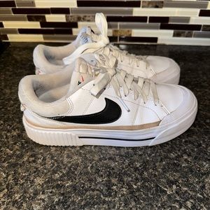 NIKE COURT LEGACY LIFT SNEAKER